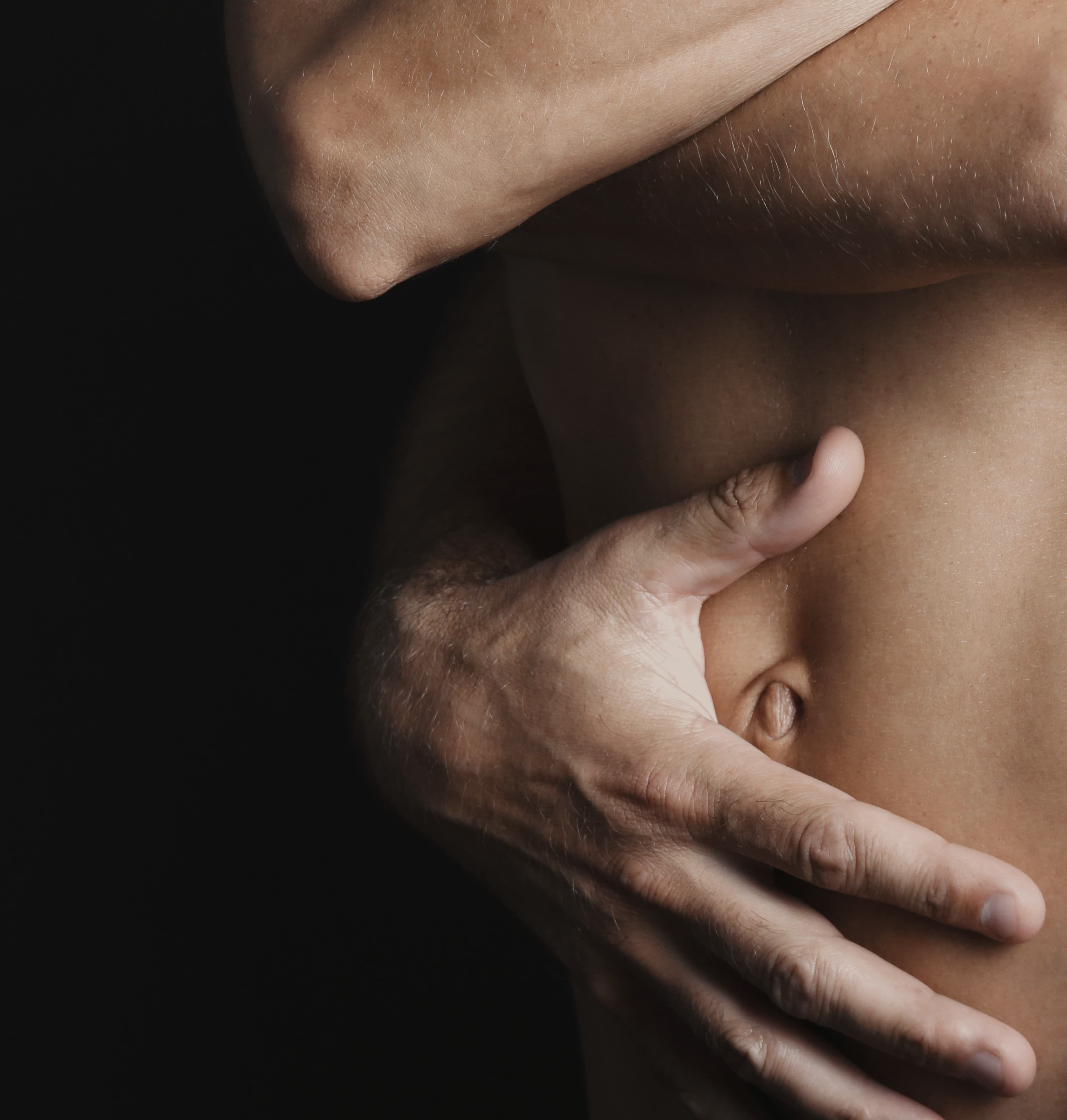 Zwei Männer umarmen sich in einer Gay-Tantra-Massage in Freiburg.